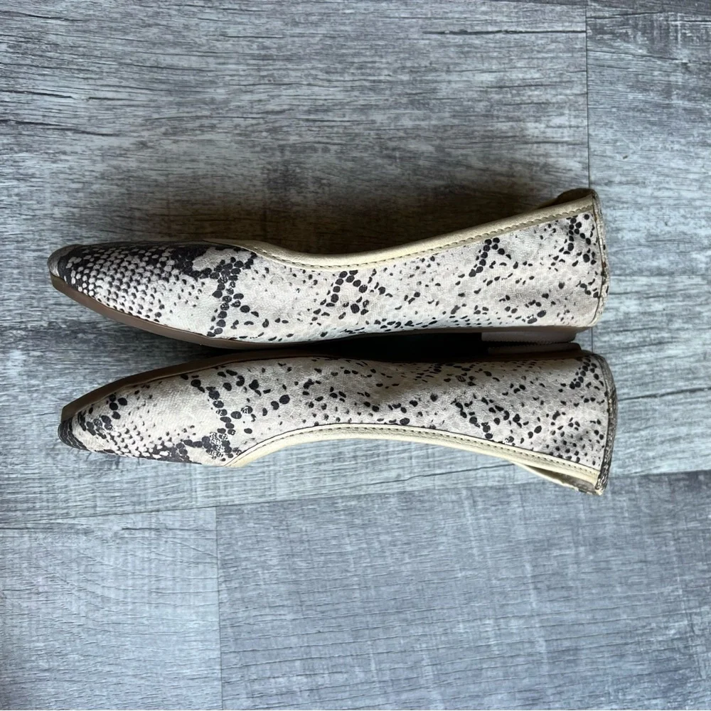 Skechers Balet Flats Size 6.5 Sneak Print